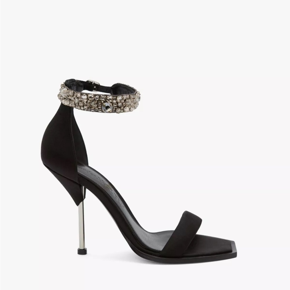 Alexander McQueen, Spring/Summer 2022, retails at $1190.